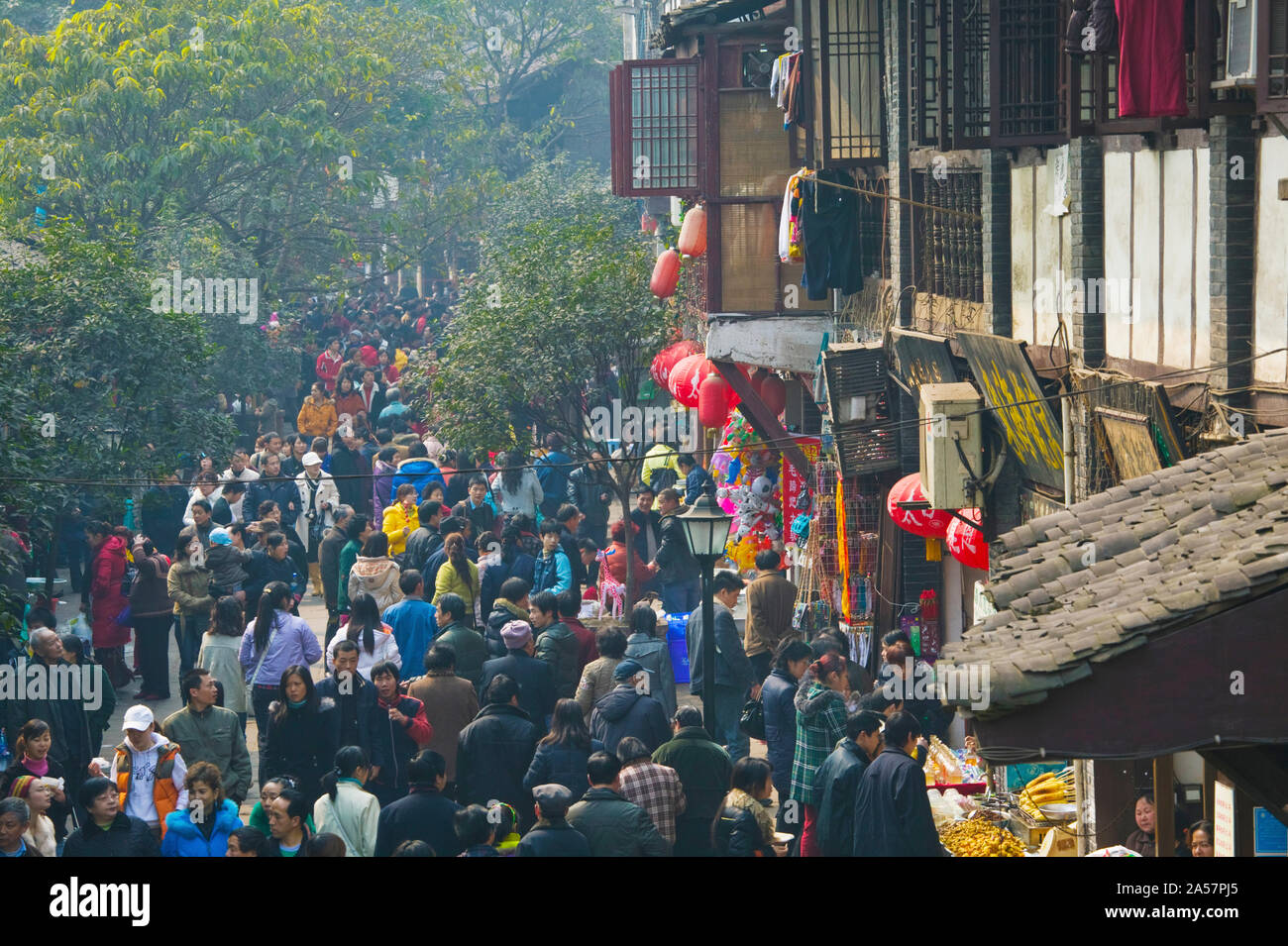 Antike Stadt Straße Markt mit Besuchern, Ciqikou, Chongqing, China gefüllt Stockfoto