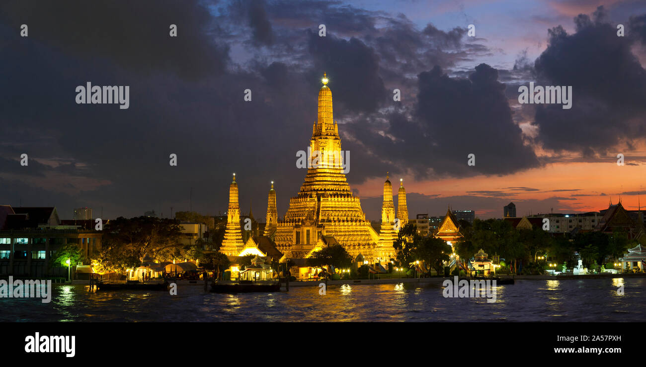 Buddhistische Tempel beleuchtet in der Morgendämmerung, Wat Arun, Chao Phraya River, Bangkok, Thailand Stockfoto