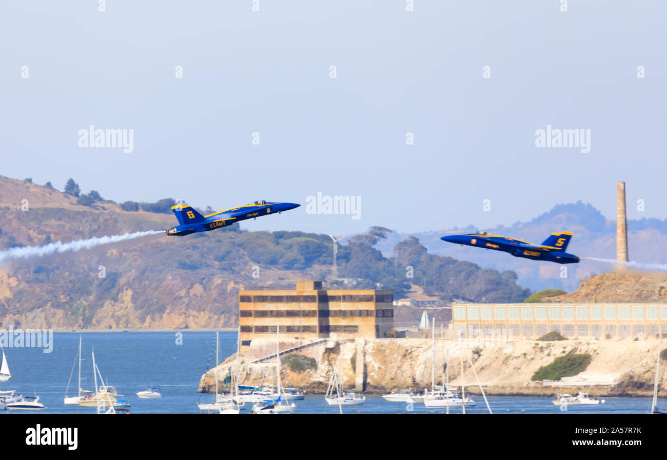 F/A-18 Hornet-Kämpfer der United States Navy Flight Demonstration Squadron, die Blue Angels, treten über Alcatraz, San Francisco, Kalifornien, auf. US Stockfoto