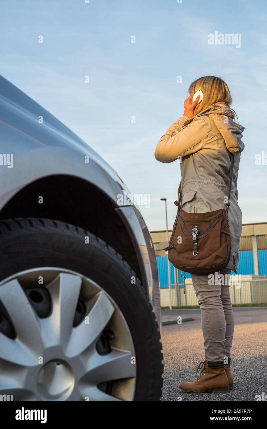 Frau nicht die Aufmerksamkeit auf den Verkehr zahlen, weil sie auf das Telefon. Stockfoto