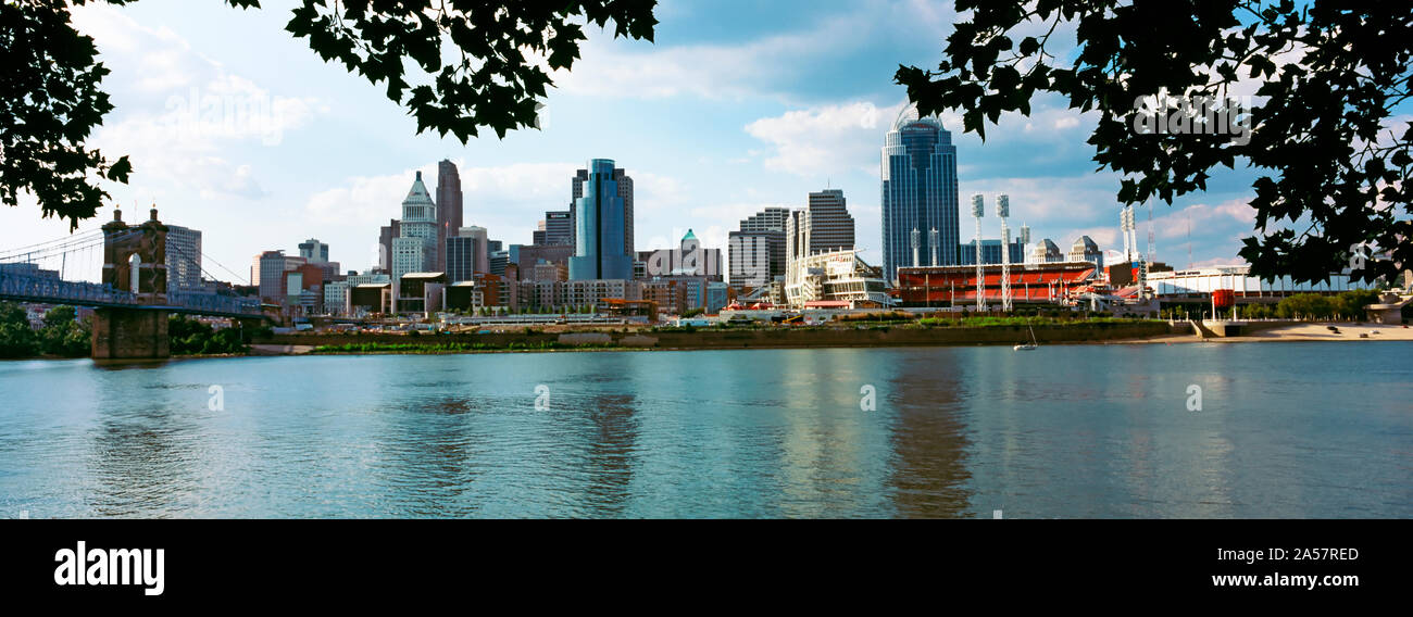 Stadt an der Waterfront, Ohio River, Cincinnati, Hamilton County, Ohio, USA Stockfoto