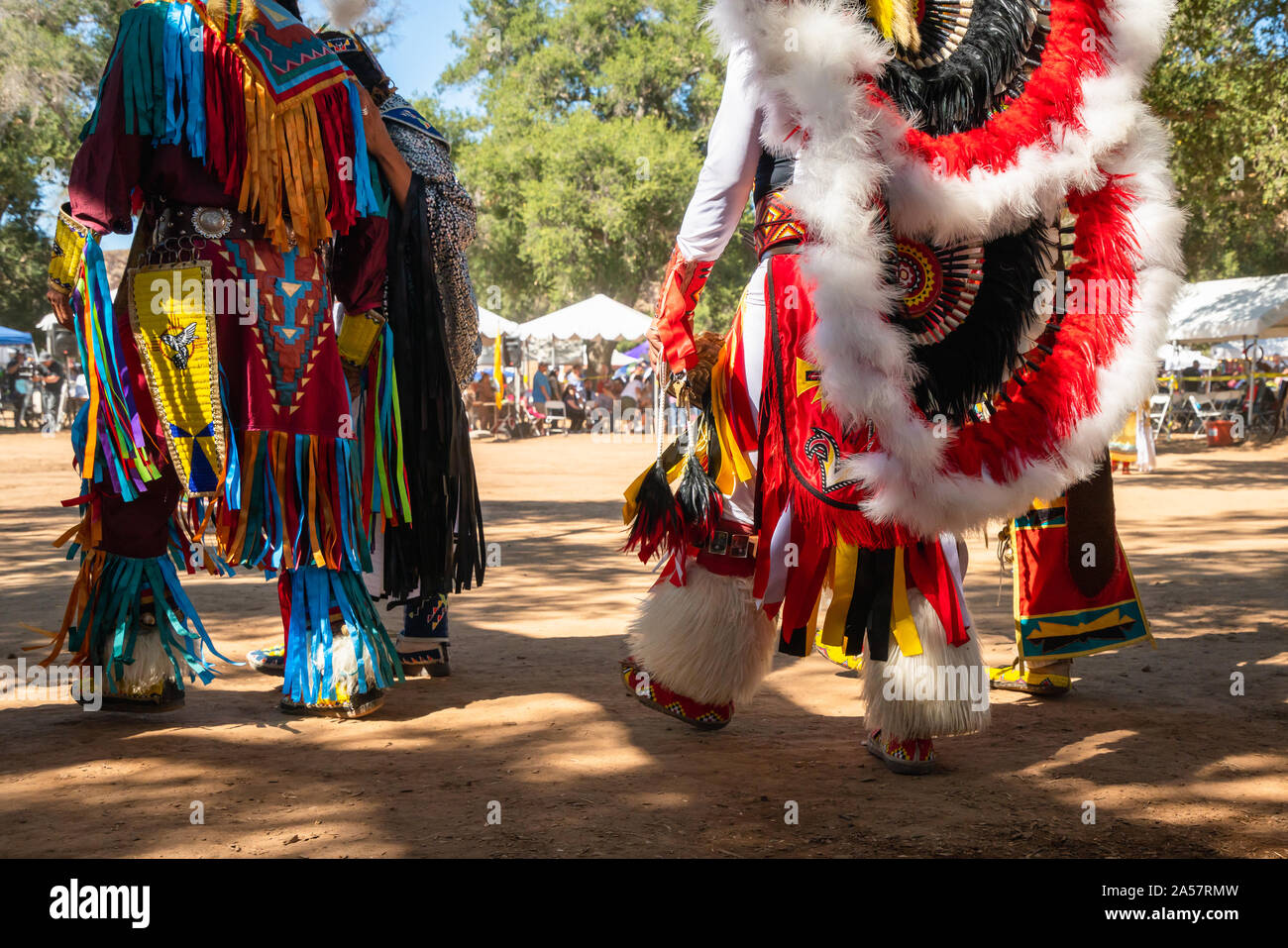 Powwow. Native American Schuhe und Details der Regalia hautnah. Chumasch Tag Powwow und Intertribal sammeln. Stockfoto