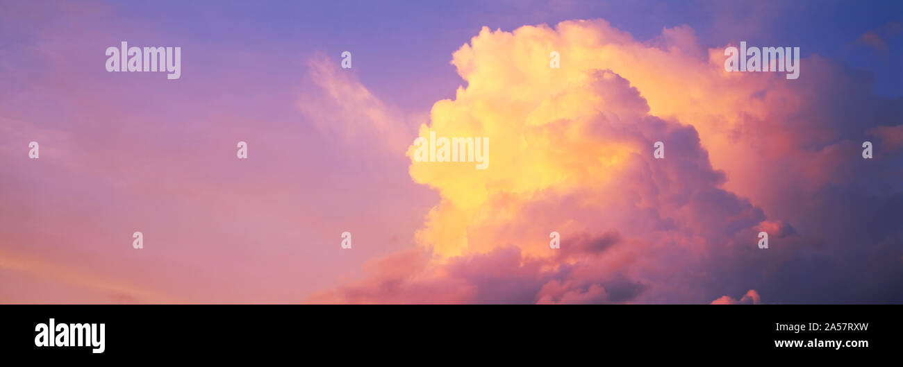 Wolken am Himmel in der Dämmerung, Hawaii, USA Stockfoto