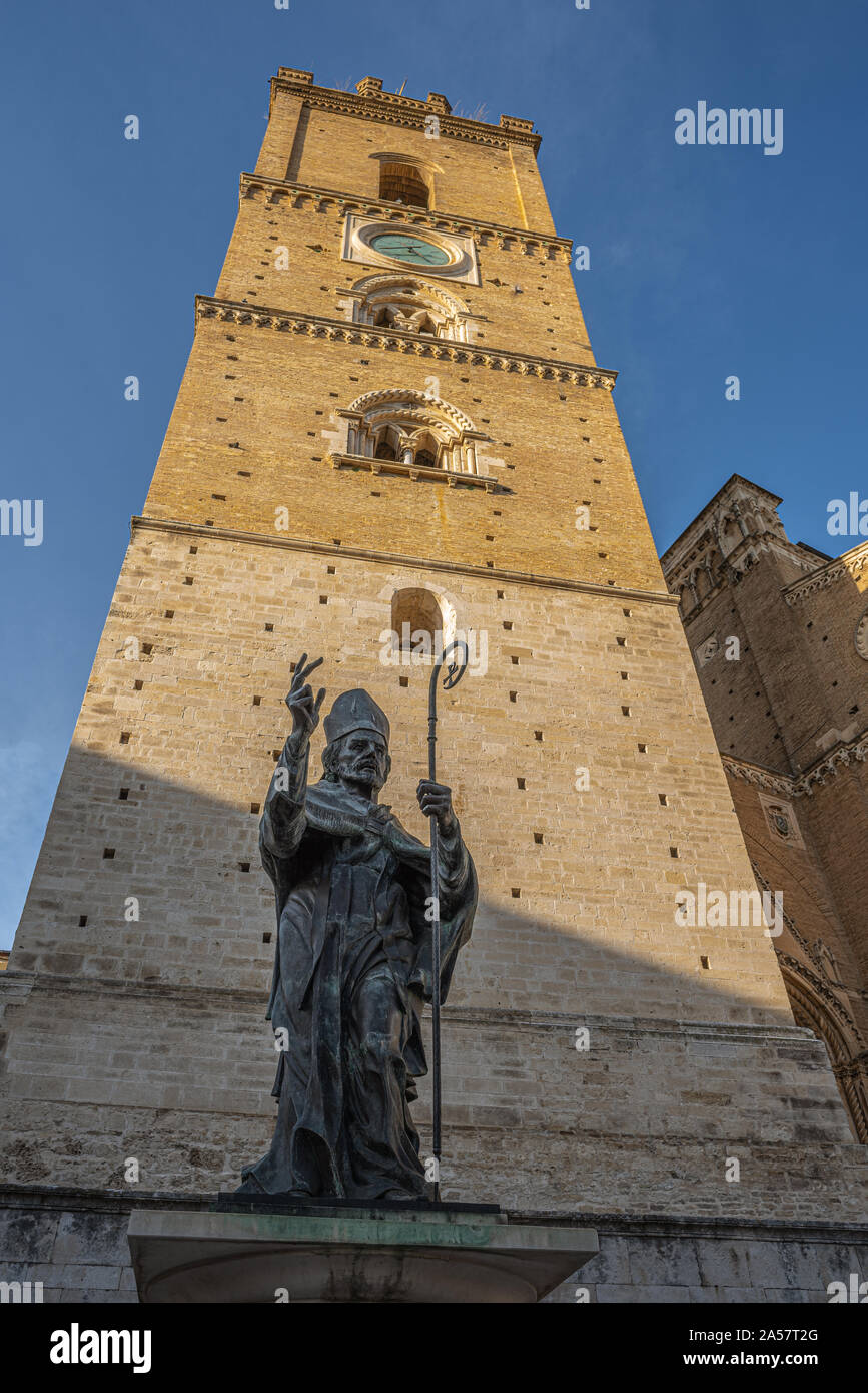 Statue von San Giustino mit dem Hintergrund der Glockenturm. Kathedrale von San Giustino, Chieti Stockfoto