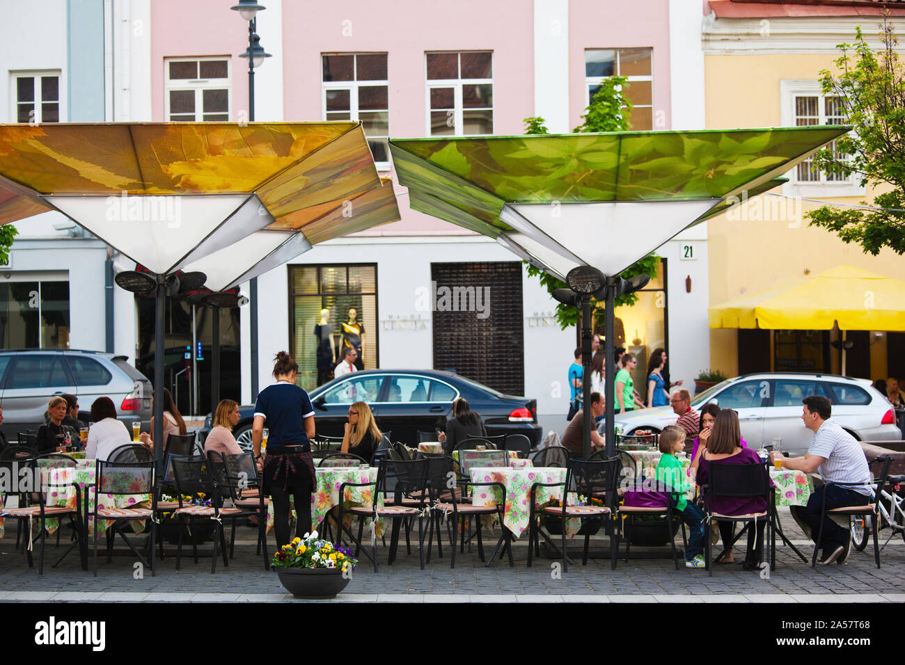 Menschen in einem Café im Freien, Rathausplatz, Altstadt, Vilnius, Litauen Stockfoto