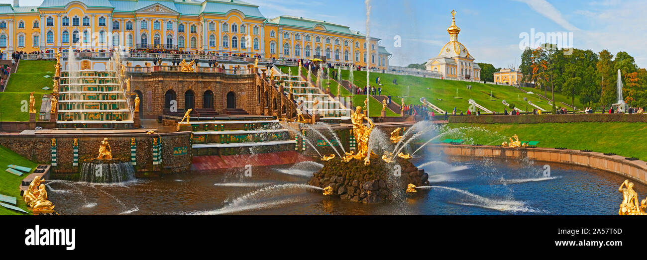 Großen Kaskadenbrunnen vor Peterhof Grand Palace, Peterhof, St. Petersburg, Russland Stockfoto