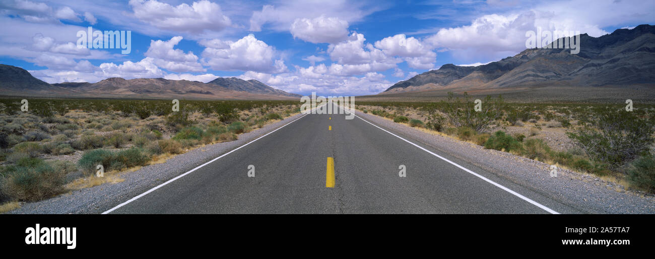 Straße, die durch eine Wüste, Death Valley, Kalifornien, USA Stockfoto