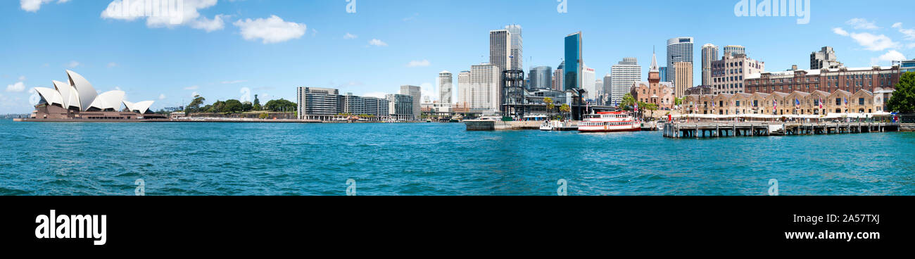 Opernhaus mit Skyline der Stadt, Sydney Opera House, Sydney, New South Wales, Australien Stockfoto