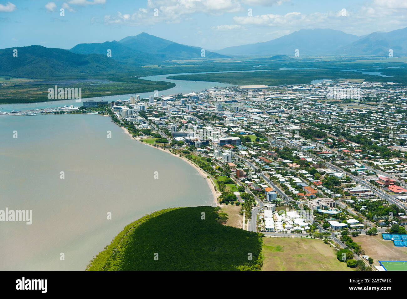 Luftaufnahme der Stadt im Waterfront, Cairns, Queensland, Australien Stockfoto
