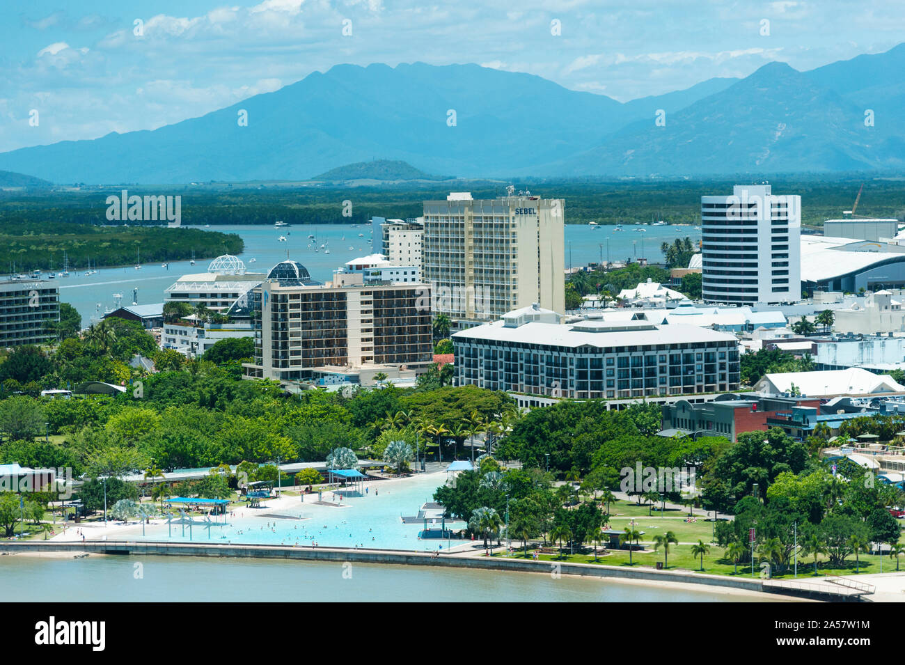 Kommunale Lagune und Apartment Gebäude entlang der Esplanade, Cairns, Queensland, Australien Stockfoto