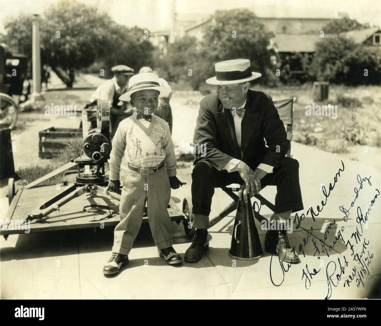 ALLEN "farina" HOSKINS mit dem Regisseur Robert F. McGOWAN und Film Crew am Set Lage candid 1925 für unsere Bande Stille Komödie kurze Autor/Produzent HAL ROACH STUDIOS/PATHE EXCHANGE Stockfoto