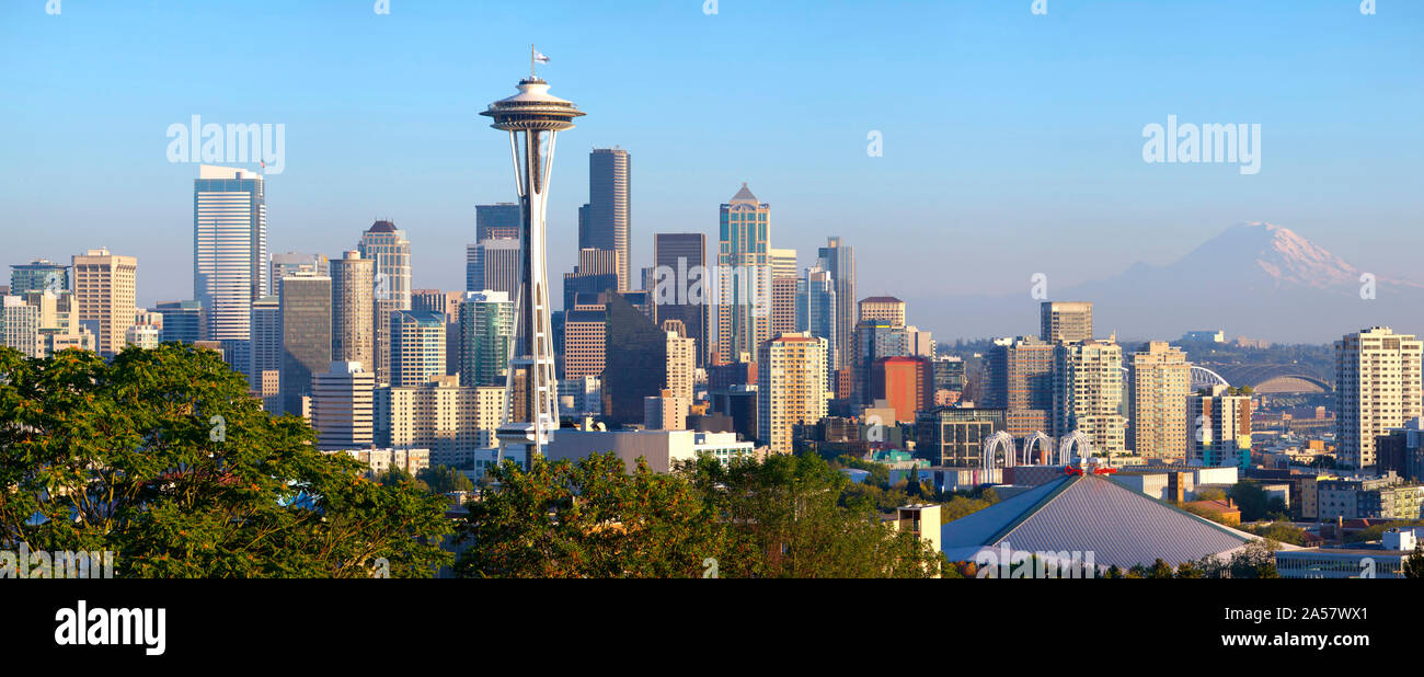Seattle Skyline mit Mt Rainier im Hintergrund, King County, Washington State, USA Stockfoto