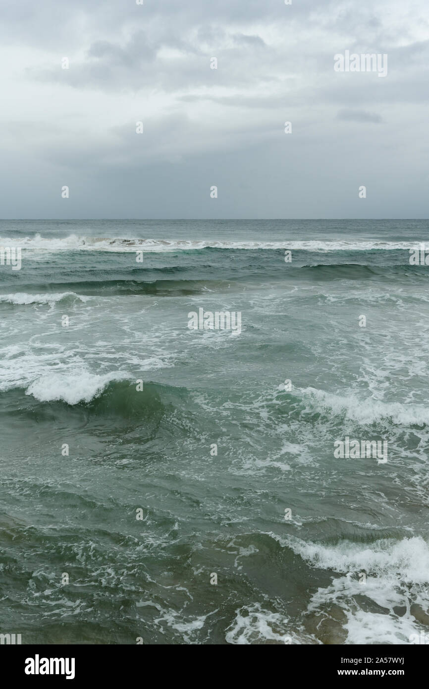 Durban, Südafrika, Landschaft, robusten Wellen in Surf Zone brechen, stürmische See, Hintergrund, Wolken, Seascape, afrikanische Landschaften Stockfoto