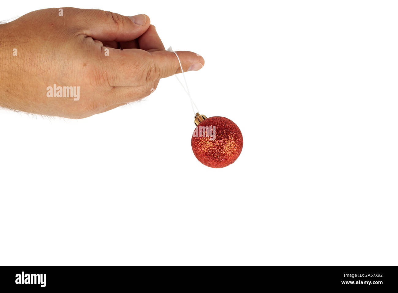 Weihnachtskugel in der Hand isoliert auf weißem Hintergrund. Stockfoto