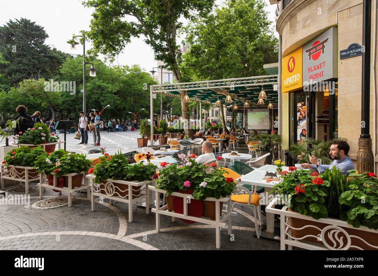 Restaurant im Brunnen Quadrat (Favvaralar meydani). Im Herzen der Stadt, in der Innenstadt von Baku. Sie ist eine der wichtigsten öffentlichen Treffpunkt, besonders nach b Stockfoto