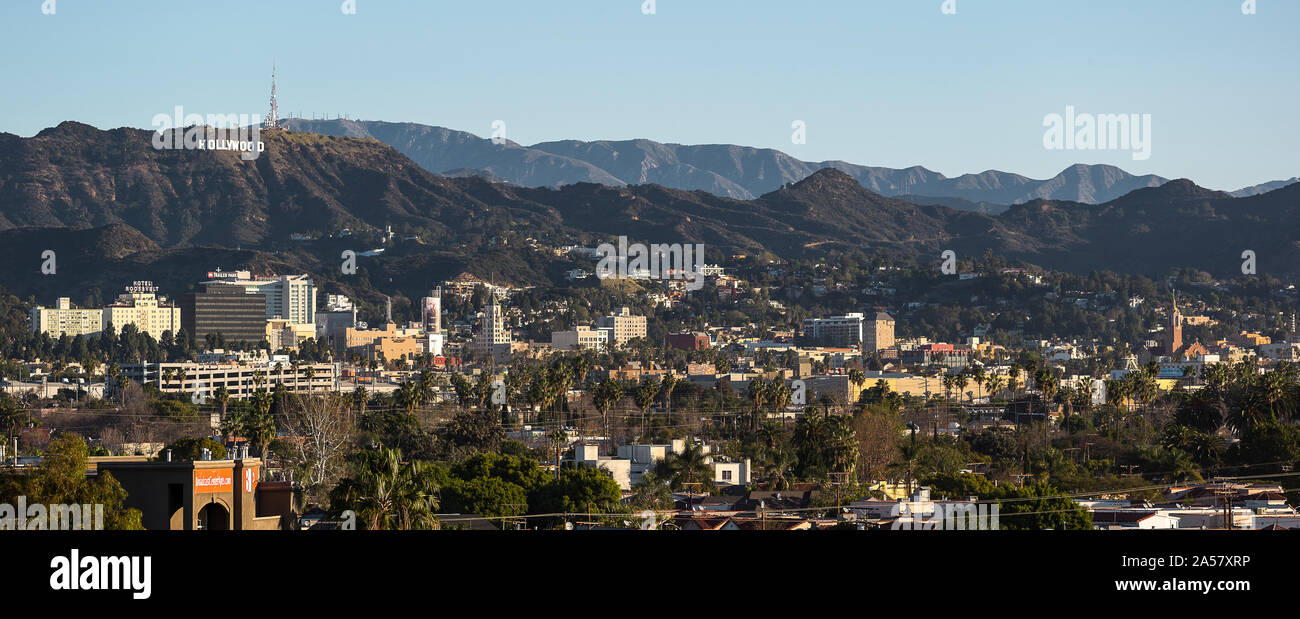 Erhöhte Ansicht einer Stadt mit Gebirge im Hintergrund, Hollywood, Los Angeles, San Gabriel Mountains, Los Angeles County, Kalifornien, USA Stockfoto