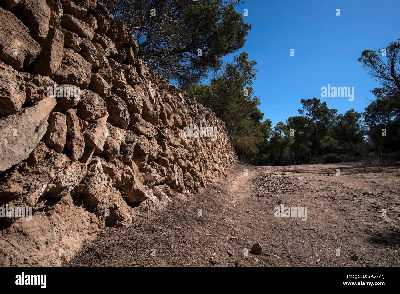 Cami de Cavalls Küstenweg auf Menorca, in der Nähe der Stadt Cala Galdana Stockfoto