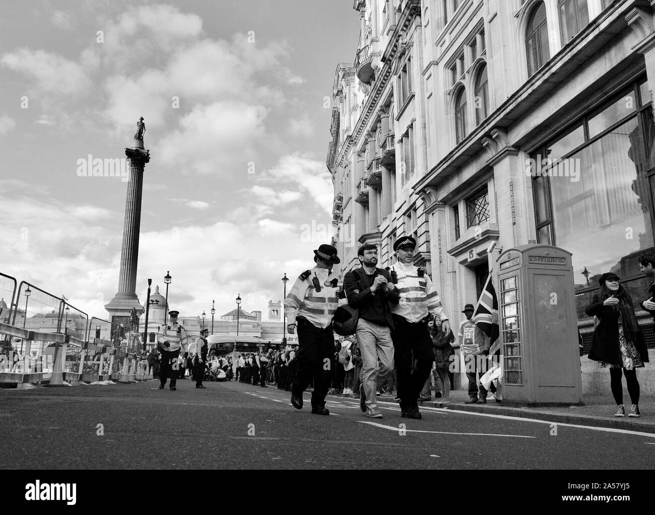Ein Mitglied des Klimawandels protest Gruppe Aussterben Rebellion an den Protesten auf dem Trafalgar Square in London verhaftet, Stockfoto