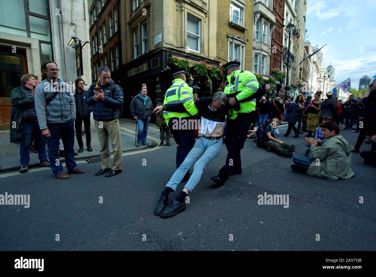 Ein Mitglied des Klimawandels protest Gruppe Aussterben Rebellion an den Protesten auf dem Trafalgar Square in London verhaftet, Stockfoto