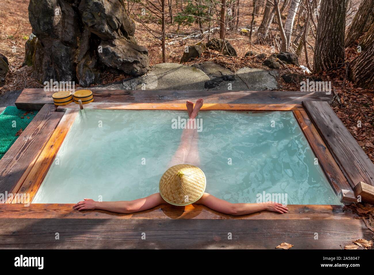 Frau baden in einem Onsen, heiße Thermalquelle eines Gästehauses, Matsumoto, Japan Stockfoto