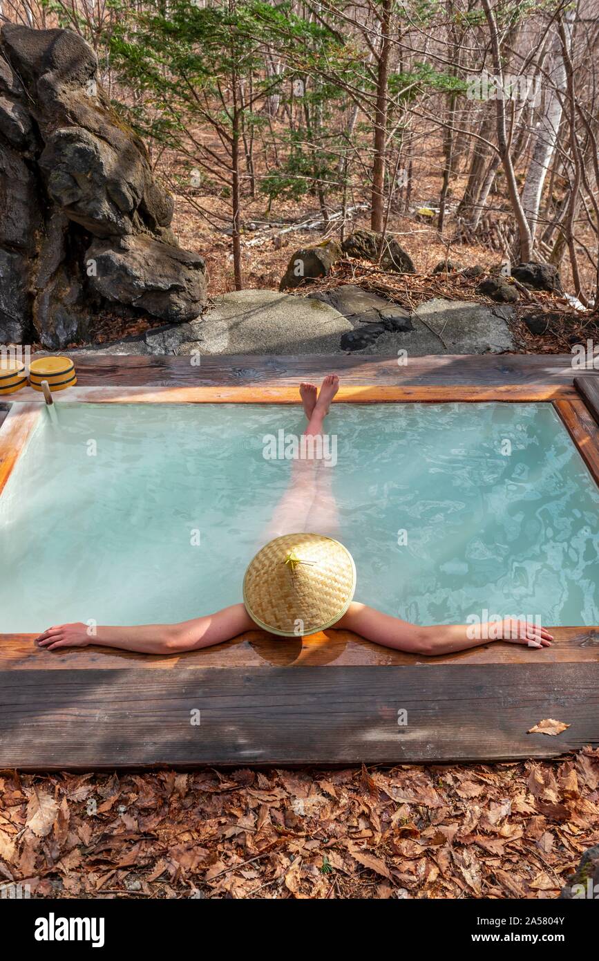 Frau baden in einem Onsen, heiße Thermalquelle eines Gästehauses, Matsumoto, Japan Stockfoto