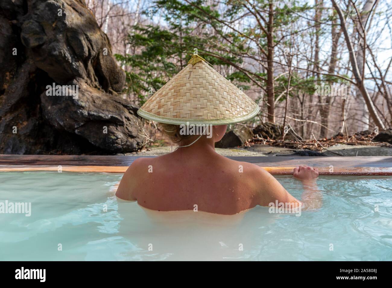 Frau baden in einem Onsen, heiße Thermalquelle eines Gästehauses, Matsumoto, Japan Stockfoto