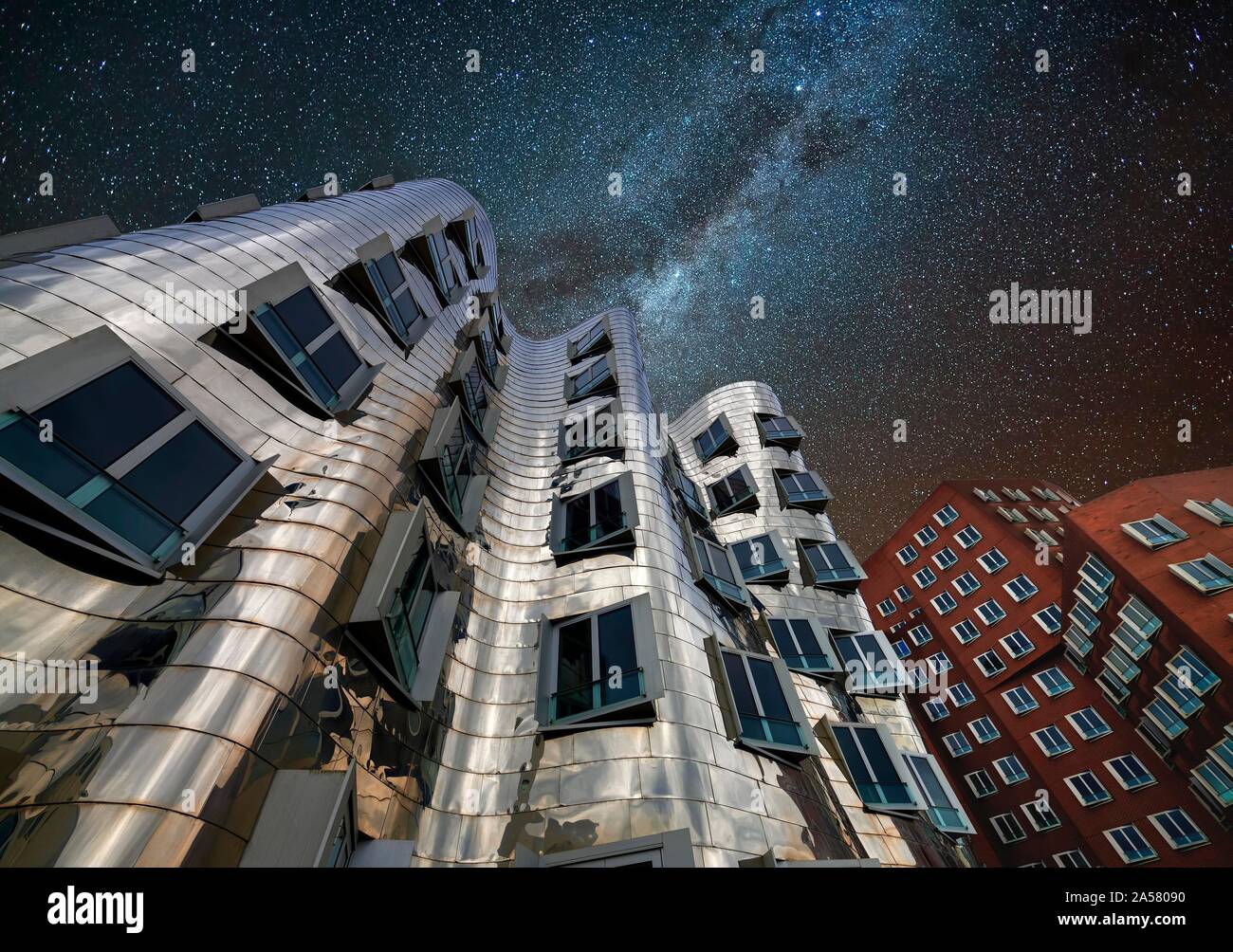 Gehry Gebäude bei Nacht, Sternenhimmel, Düsseldorf, Deutschland Stockfoto