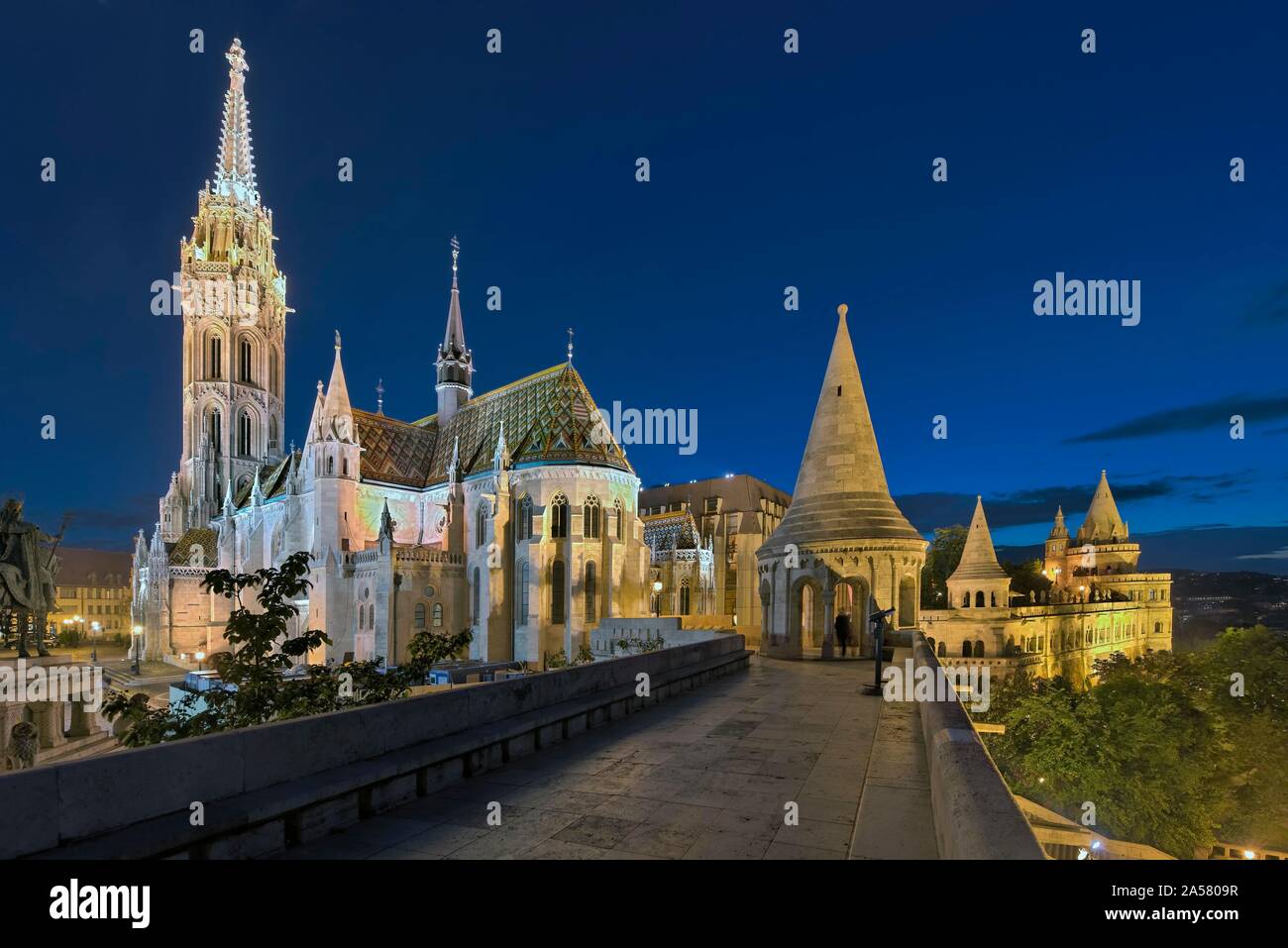 An der Matthiaskirche Fischerbastei, beleuchtet, Dämmerung, Budapest, Ungarn Stockfoto