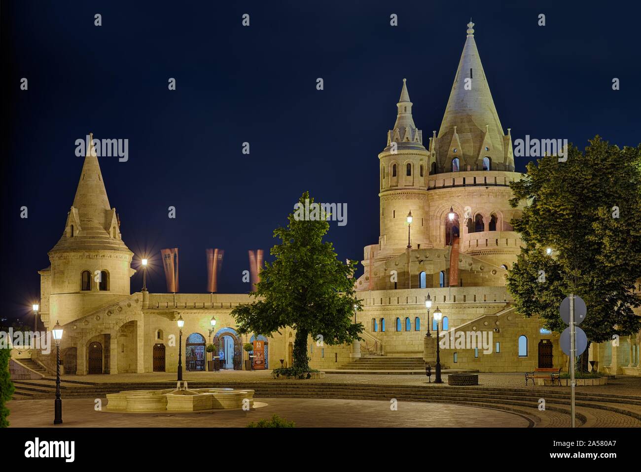 Fisherman's Bastion, beleuchtet, Nachtaufnahme, Budapest, Ungarn Stockfoto