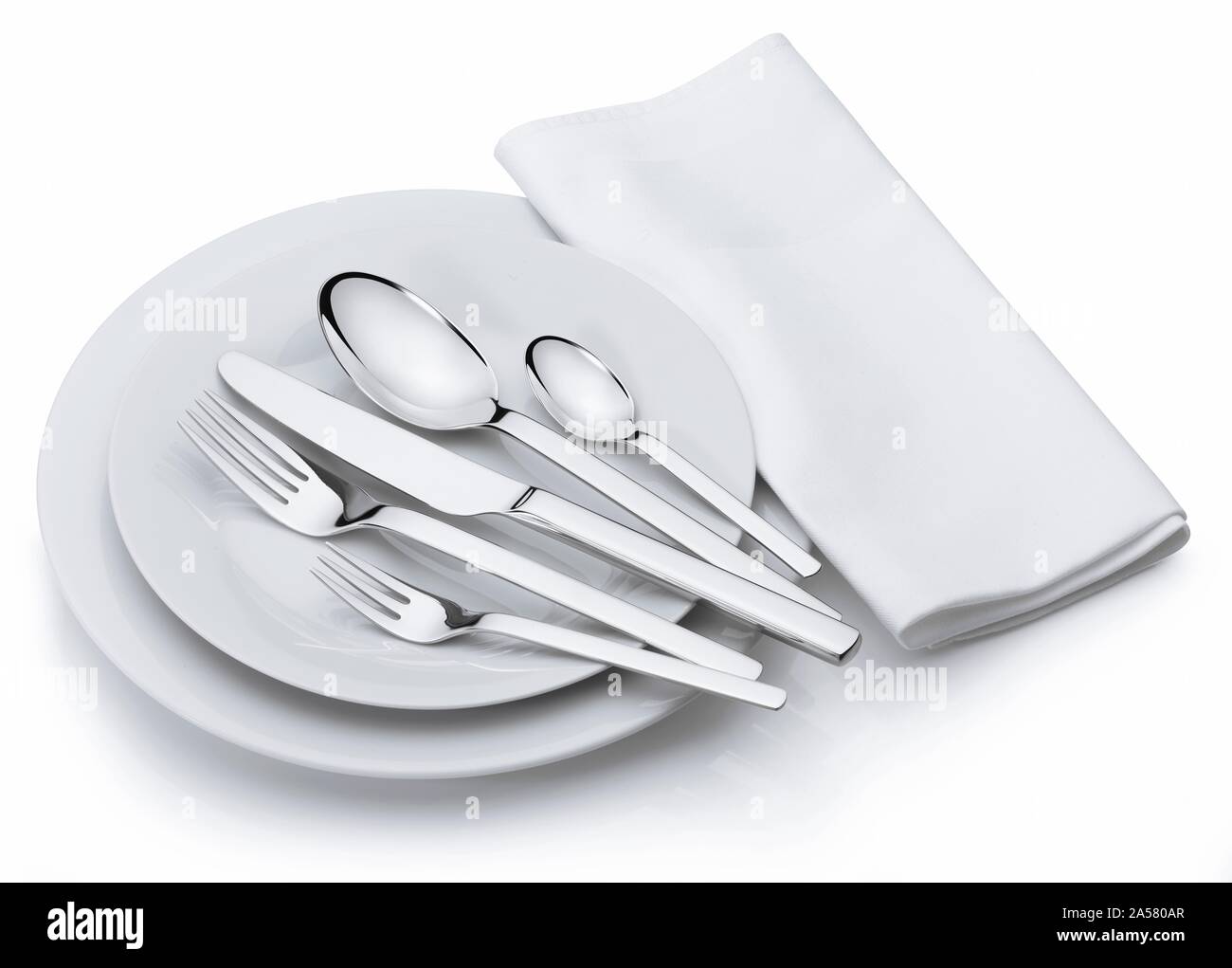 Besteck, Messer, Gabel, Löffel, Servietten, weiße Platten, studio Shot, Ausschnitt, weißer Hintergrund, Deutschland Stockfoto