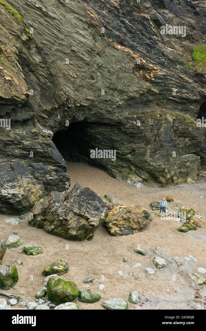 Eingang der Höhle erlin' am Strand unterhalb Burg Tintagel. Cornwall, England Stockfoto