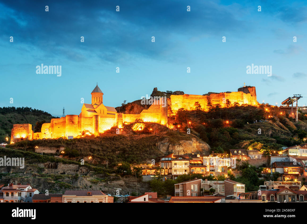 Die Festung Narikala über der Altstadt, in der Dämmerung. Tiflis, Georgien. Kaukasus Stockfoto