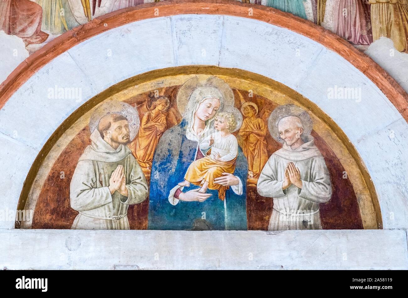 Blende, Maria mit Kind, hl. Franz Bernardine von Siena, Fresken von Benozzo Gozzoli, C. 1450, Renaissance, Capella delle Rose, Kloster von San Stockfoto