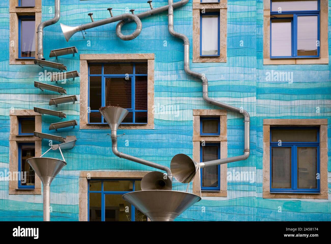 Kunsthof Dresden Regenwasser spielen, blau Hausfassade mit regenwasserleitungen, Künstler Annette Paul, Christoph Rossner und Andre Tempel, Antonstadt, Dresden Stockfoto