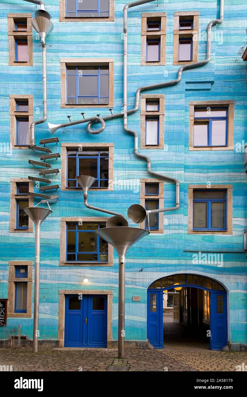Kunsthof Dresden Regenwasser spielen, blau Hausfassade mit regenwasserleitungen, Künstler Annette Paul, Christoph Rossner und Andre Tempel, Antonstadt, Dresden Stockfoto