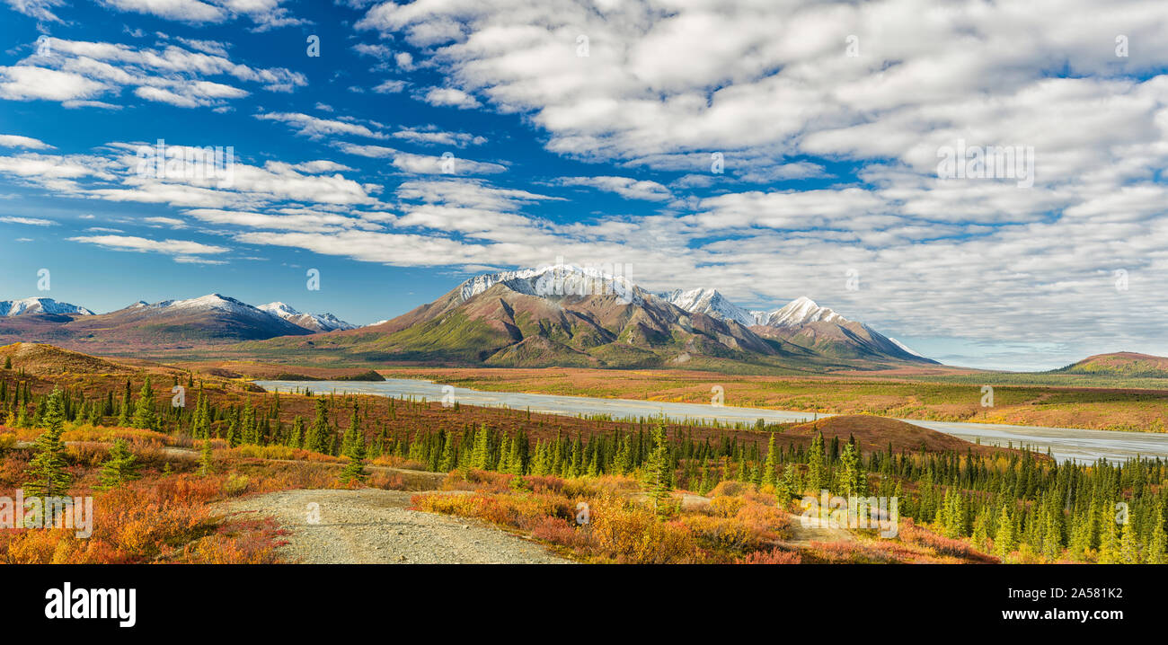 Landschaft mit Susitna River und Talkeetna Mountains, Alaska, USA Stockfoto