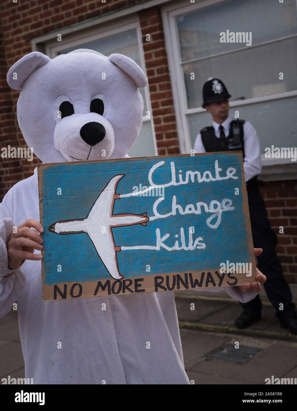 Uxbridge Magistrates' Court, London, UK. 19. August 2015. Etwa 30 Demonstranten gegen die Erweiterung des Flughafens und Gratulanten, einige gekleidet, wie Polar Bear Stockfoto