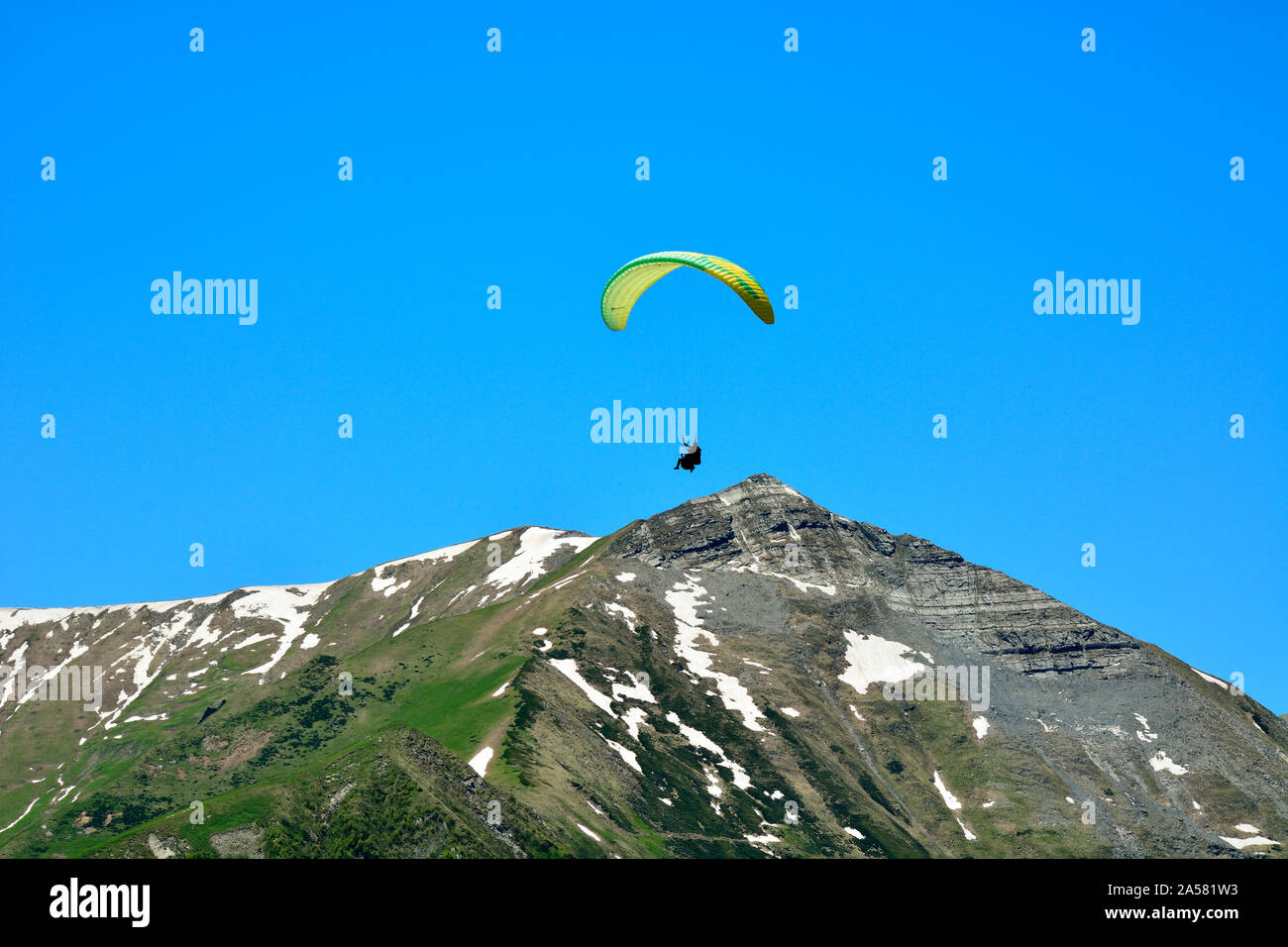 Paragliding am Jvari Pass. Kazbegi Region. Georgien, Kaukasus Stockfoto