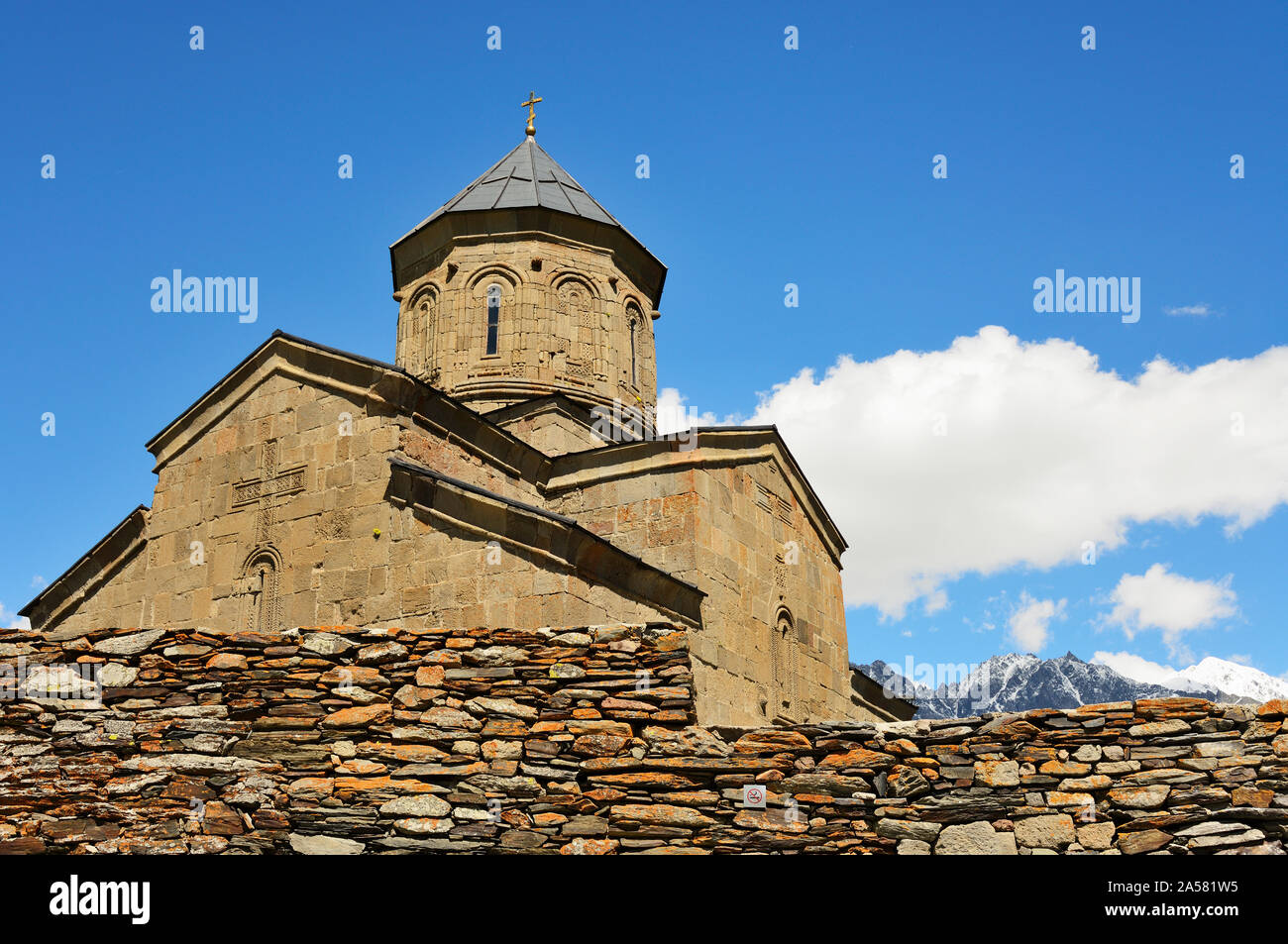 (Gergeti Dreifaltigkeitskirche Tsminda Sameba) aus dem 14. Jahrhundert. Khevi-Kazbegi Region. Georgien, Kaukasus Stockfoto