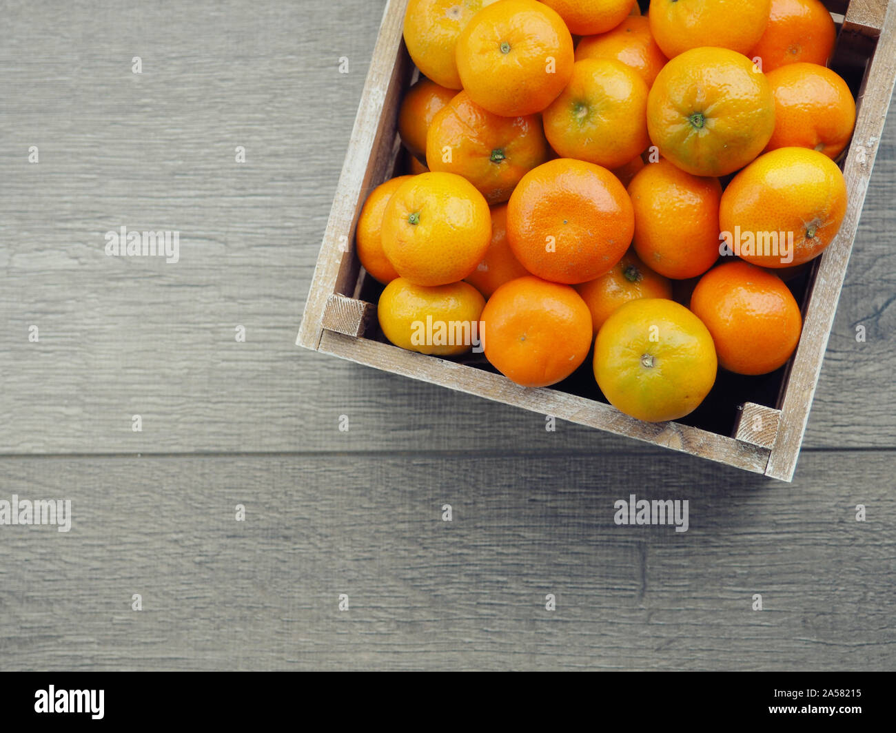 Holzkiste mit Mandarinen gefüllt. eine tangerineis geschält. Neues Jahr Konzept. Neue Ernte. Stockfoto