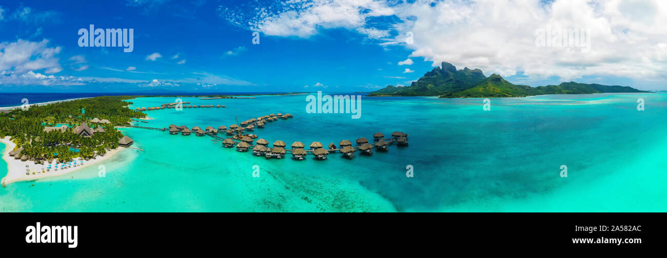 Tropische Landschaft mit Bungalows der Ferienanlage im Meer, Bora Bora, Gesellschaftsinseln, Französisch Polynesien Stockfoto