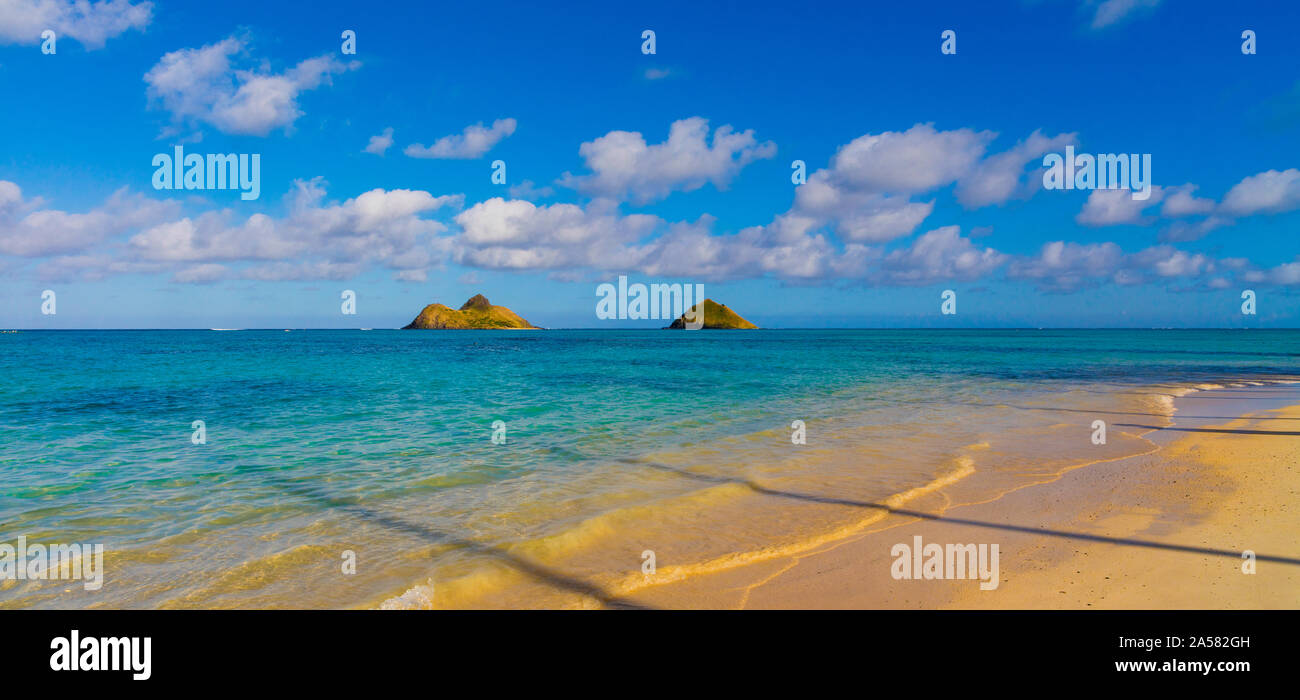 Tropische Landschaft mit Lanikai Beach und Inseln im Meer, Mokulua Islands, Kailua, Oahu, Hawaii Inseln, USA Stockfoto