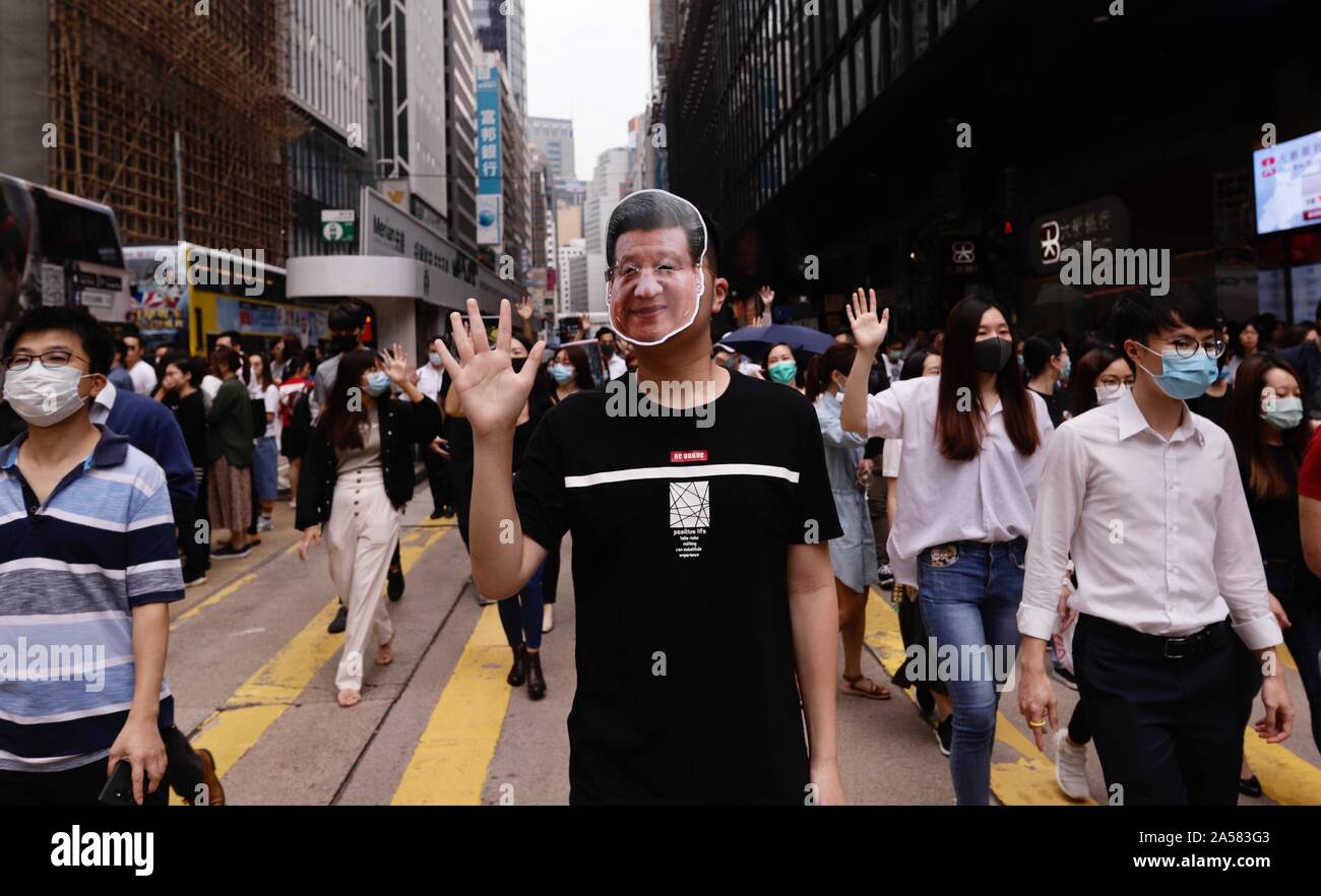 Oktober 18, 2019, Hongkong, China: Bürger, viele von ihnen weiße Manschetten in Zentralen arbeiten, ein Flashmob Protest inszeniert, während der Mittagspause Aufruf für Freiheit und Demokratie für Hongkong. (Bild: © liau Chung-ren/ZUMA Draht) Stockfoto
