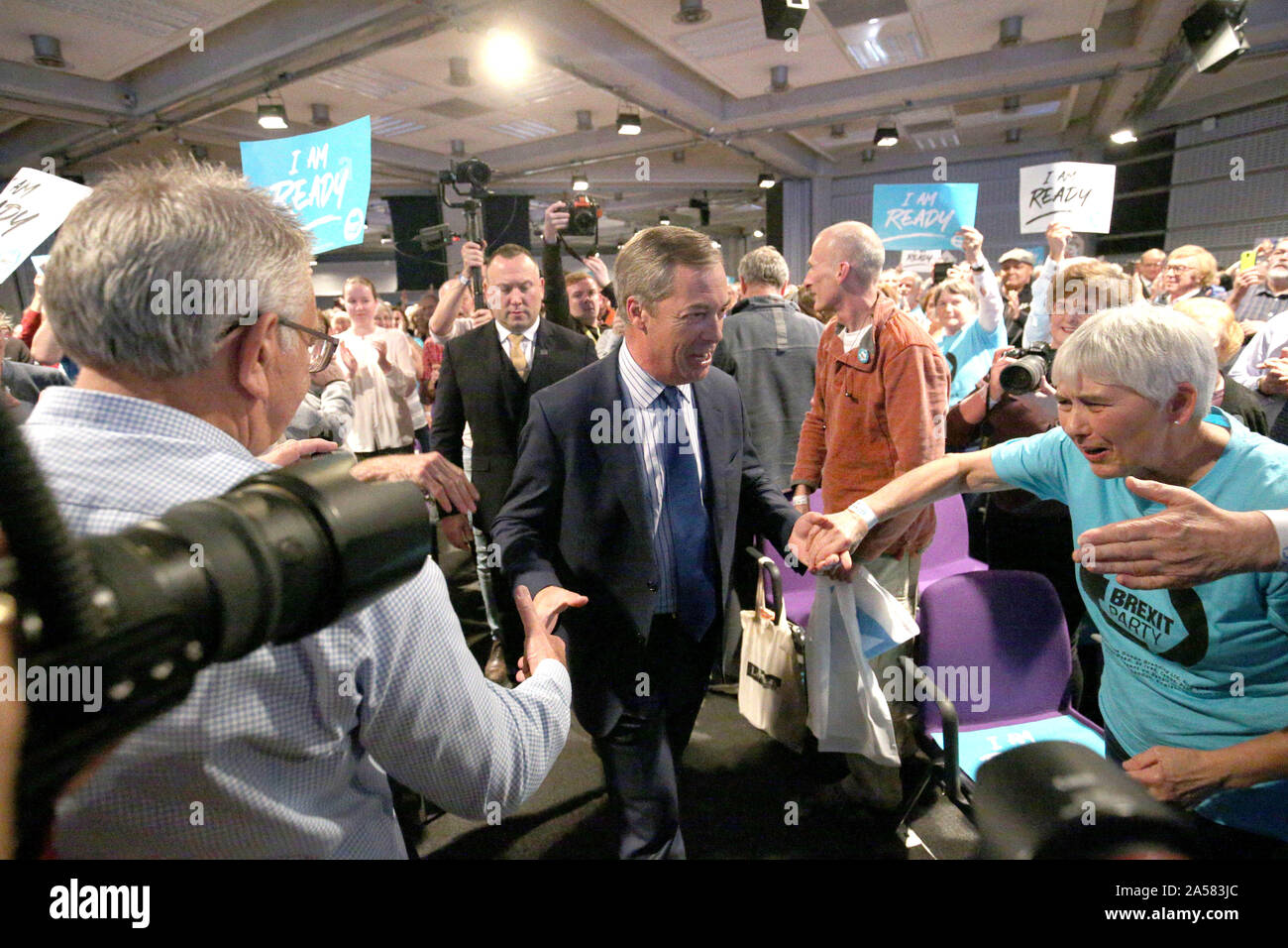 Führer der Partei Brexit Nigel Farage macht seinem Eingang bei einem Brexit Party Event an der QEII Zentrum in London. Stockfoto