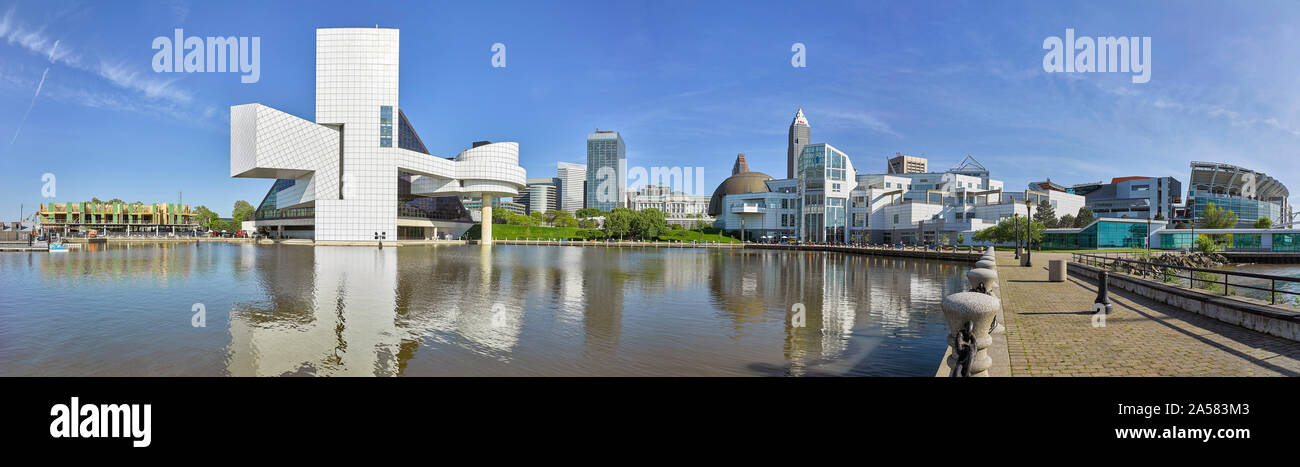 Skyline der Stadt mit Rock and Roll Hall of Fame Museum, Cleveland, Ohio, USA Stockfoto
