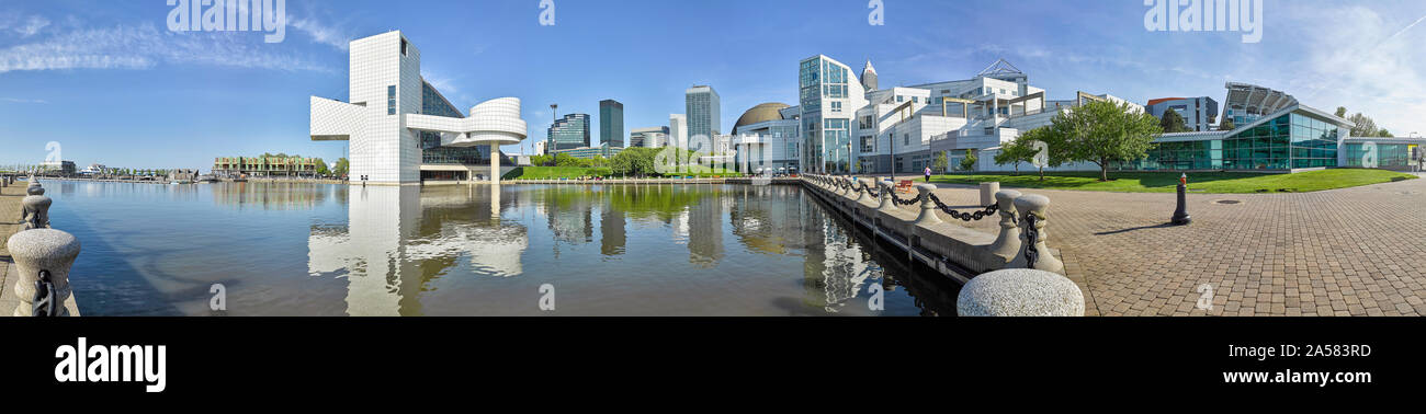 Skyline der Stadt mit Rock and Roll Hall of Fame Museum, Cleveland, Ohio, USA Stockfoto