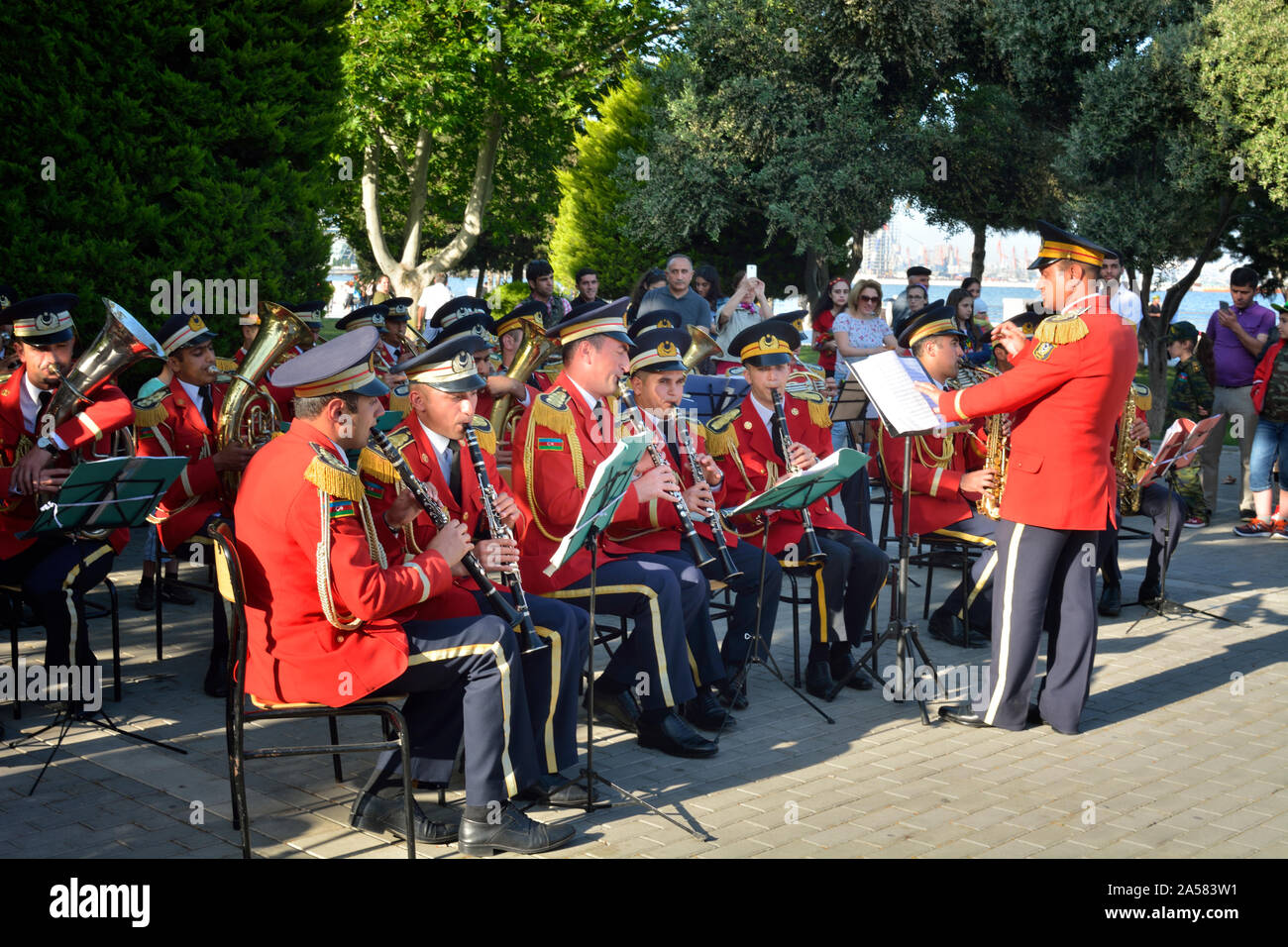 Eine Band spielt im Bulvar am Tag der Republik. Baku, Aserbaidschan Stockfoto