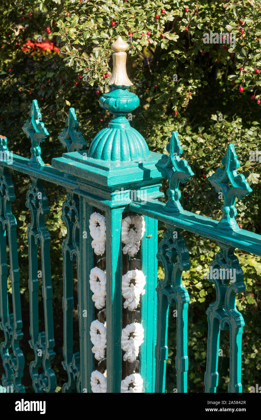 Detailansicht der ornamentalen gusseisernen Geländer in Mowbray Park, Sunderland, Tyne und Wear, England, Großbritannien Stockfoto