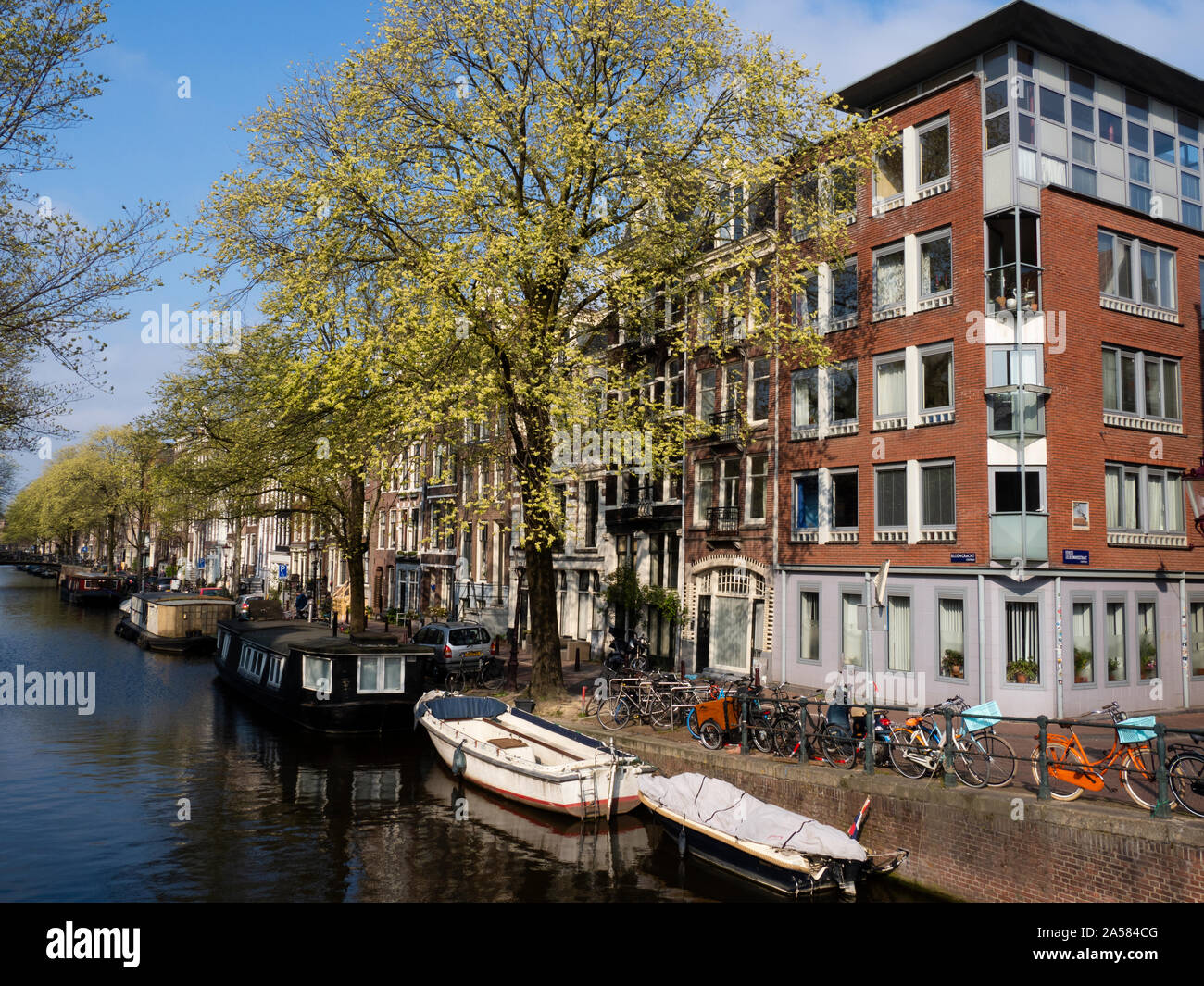 Reihenhäusern entlang Bloemgracht Canal, Jordaan, Amsterdam, Holland, Niederlande Stockfoto