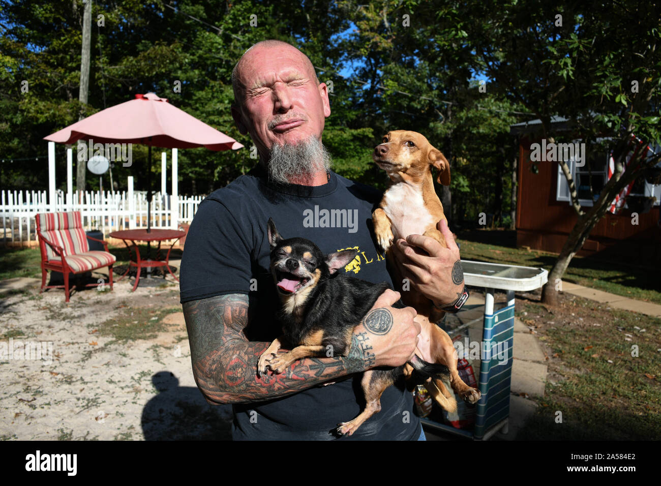 Dahlonega, Georgia, USA. 16 Sep, 2019. Doles hält zwei seiner fünf Hunde'' "Biscuit, Saga, Blau, Roo und Chevy '' "außerhalb seines Hauses auf einem Hügel in der Nähe von Charlottesville, Virginia geerbt. Credit: Miguel Juarez Lugo/ZUMA Draht/Alamy leben Nachrichten Stockfoto